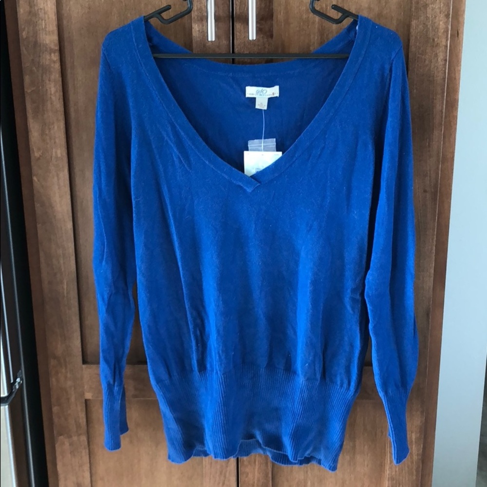 Ladies Vee neck sweater size XL NWT!!